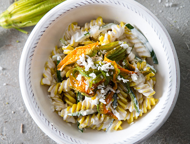 Ricetta - FUSILLI INTEGRALI CON ZUCCHINE, FORMAGGIO DI CAPRA E POLVERE DI  OLIO DI SEMI DI ZUCCA - Academia Barilla